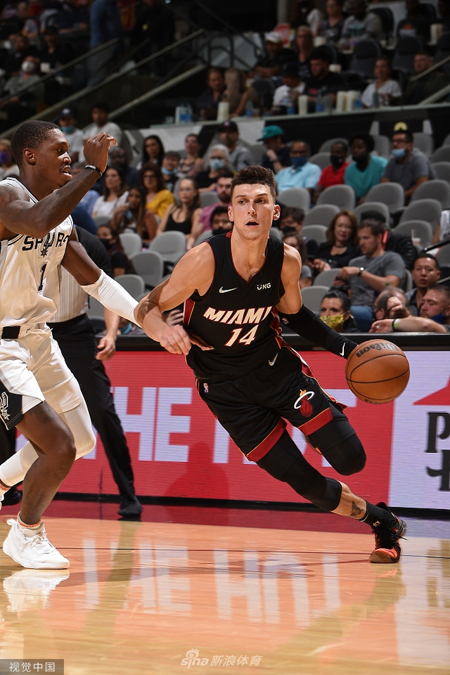 更展现出领 更展现出领